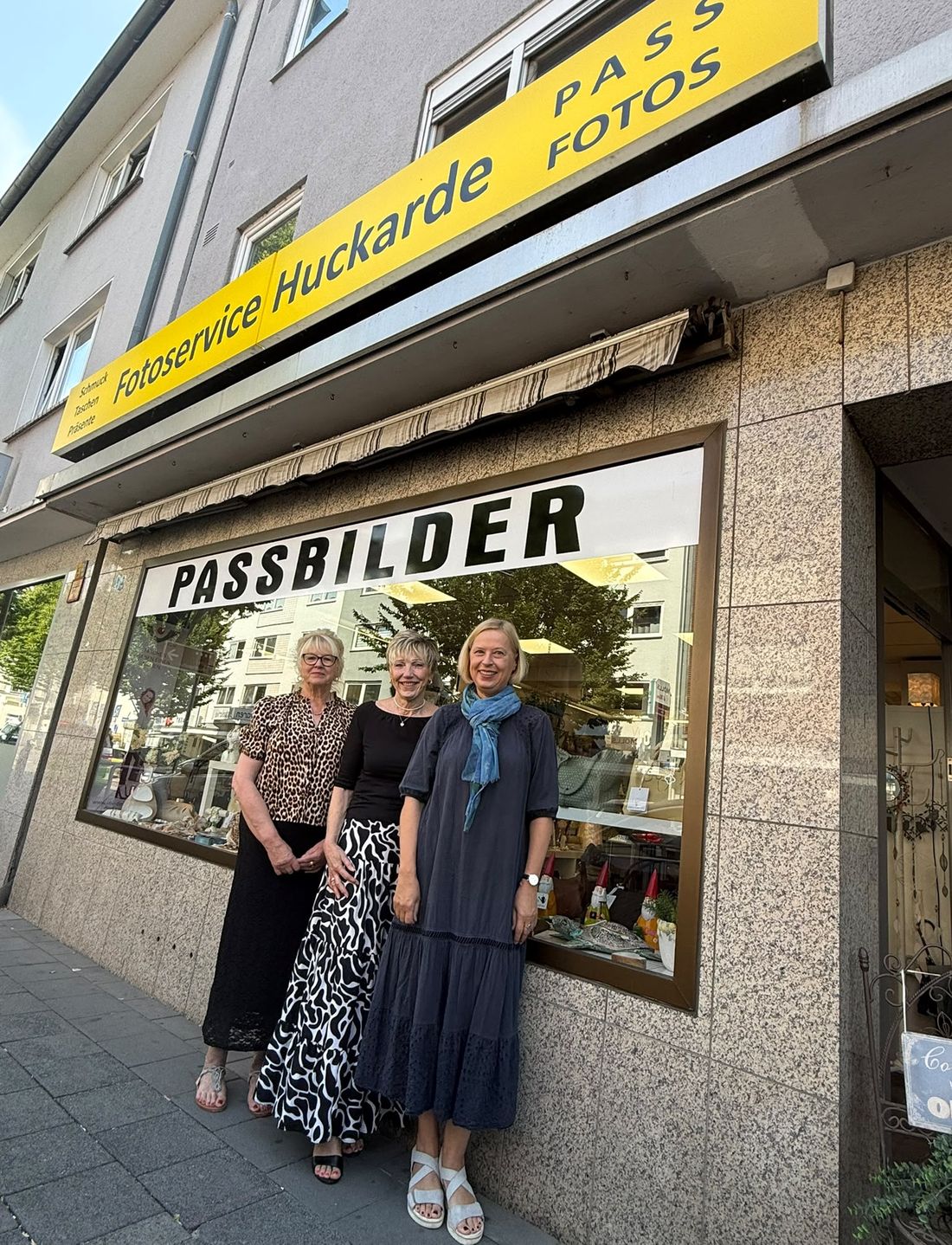 Das Team von Fotoservice Huckarde vor dem Geschäft